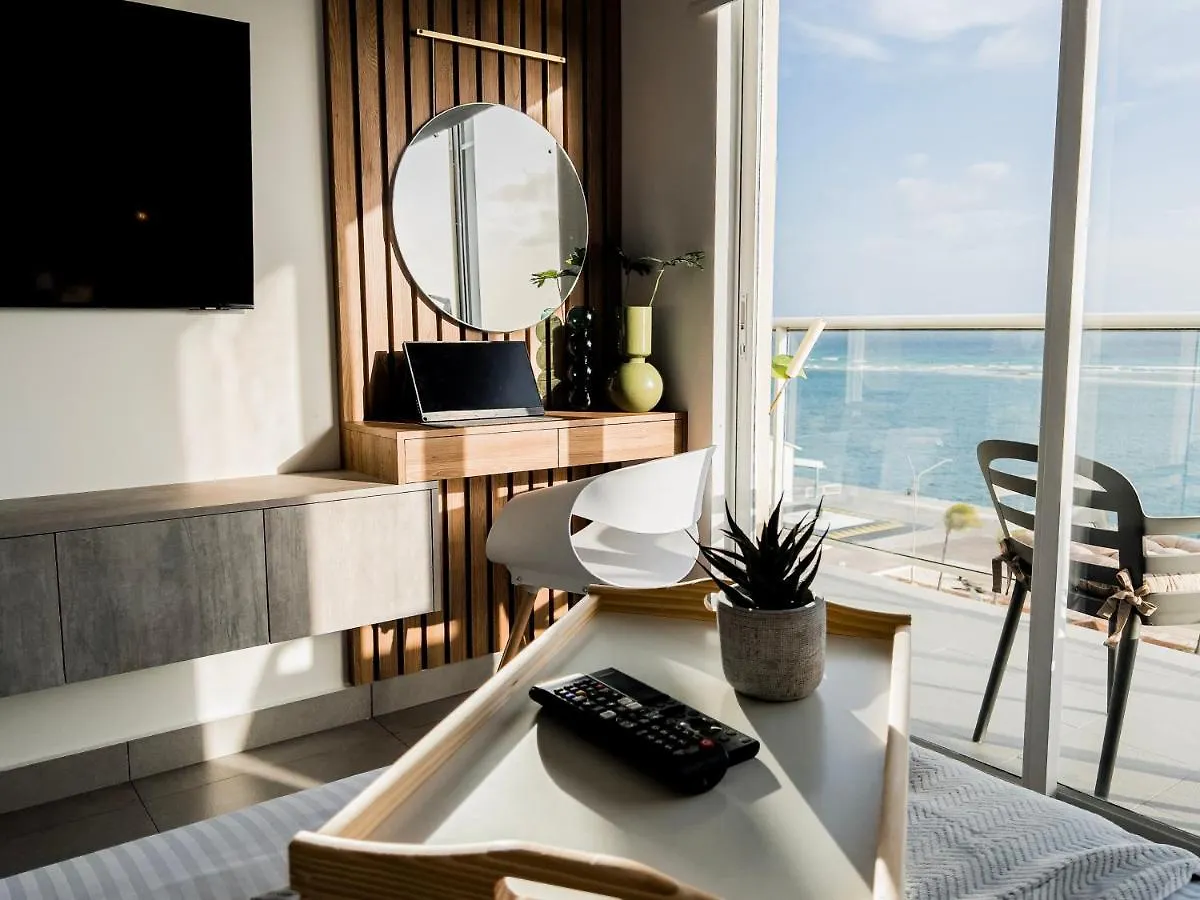 Upscaled And Modern Oceanfront Apartment Oranjestad